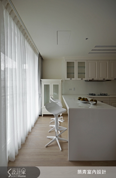 運用白色系為空間主色調，再搭配不同的色彩和材質後，