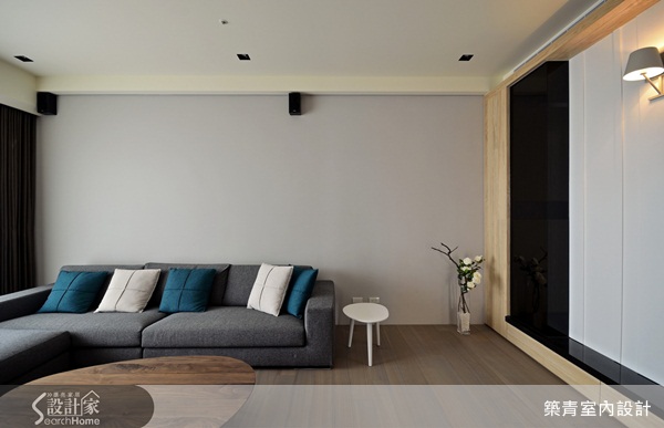運用白色系為空間主色調，再搭配不同的色彩和材質後，