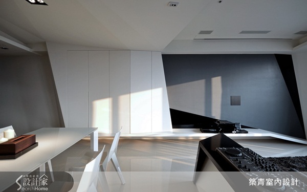 運用白色系為空間主色調，再搭配不同的色彩和材質後，