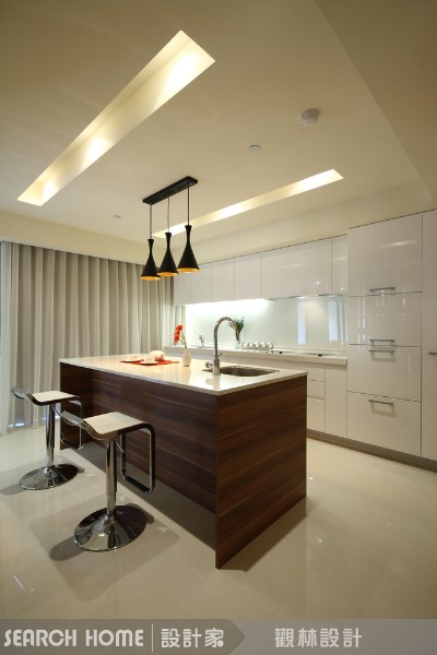 吧檯的設計成為界定空間的量體，並且增添視覺上的美感