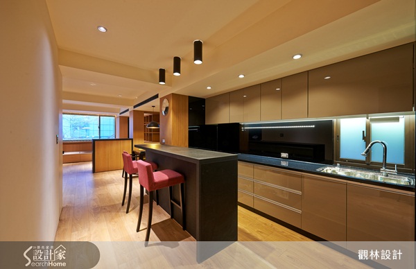 吧檯的設計成為界定空間的量體，並且增添視覺上的美感