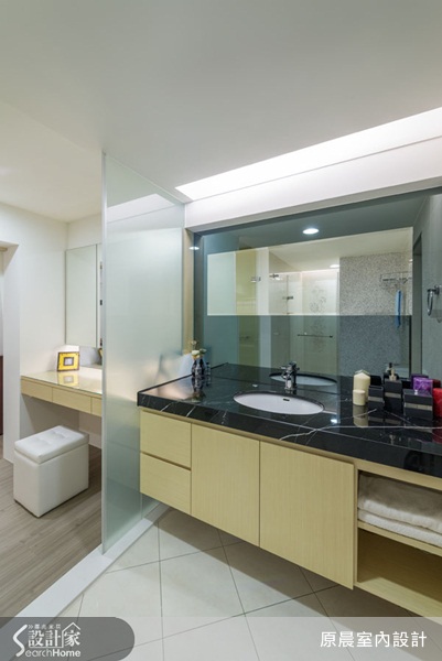 空間約45坪，一對夫妻及三個兒女。由於是15年以上的老