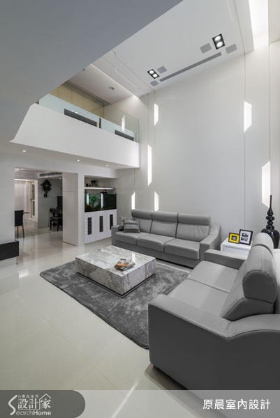 空間約45坪，一對夫妻及三個兒女。由於是15年以上的老