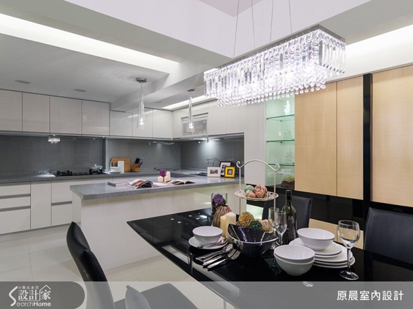 空間約45坪，一對夫妻及三個兒女。由於是15年以上的老