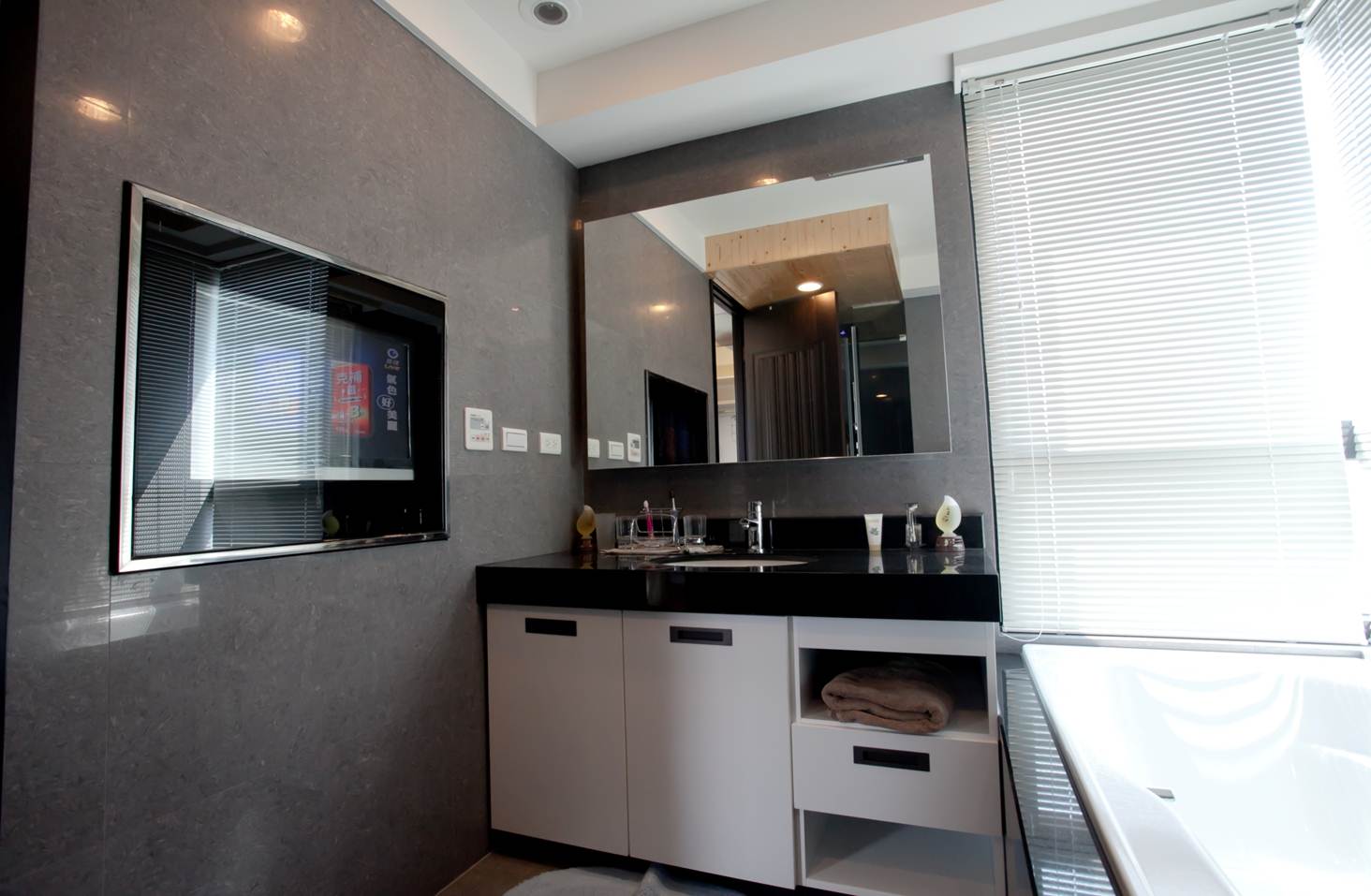 遼闊的視野、順暢的動線規劃；大面積的落地採光引入滿