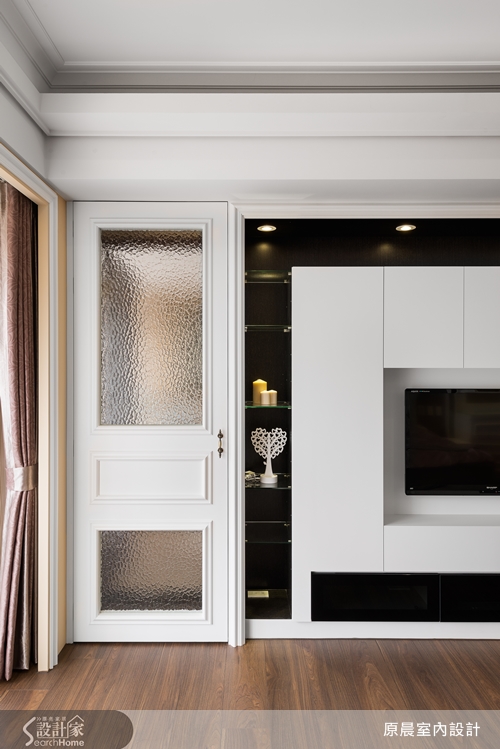 女屋主本身一直希望擁有一個處新古典風格的住家之外,