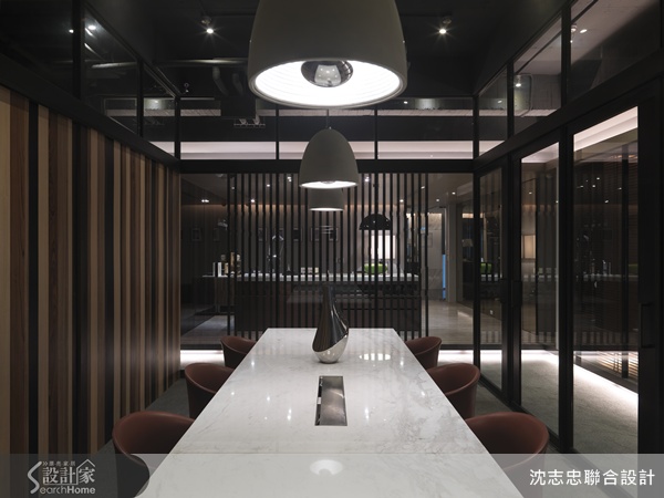 當不同材質與不同的比例設計相遇，直線橫線建構出的設