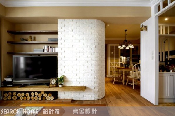 想營造出美式居家舒適隨意、自然溫馨的居家風格，壁爐