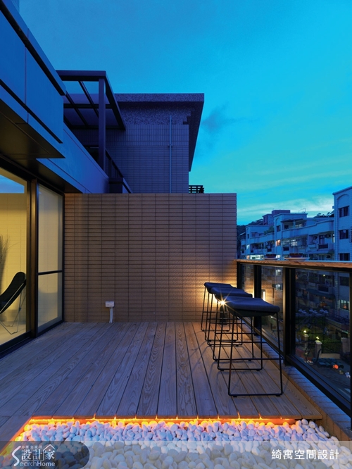 身為企業家的男主人，與收藏數百瓶指甲油的女主人，希