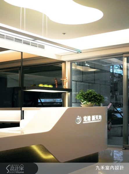 許多商業空間案看到九禾設計的身影,有別於過往較為浮