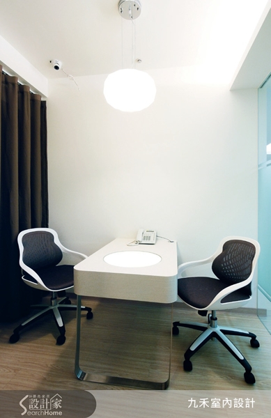 許多商業空間案看到九禾設計的身影,有別於過往較為浮