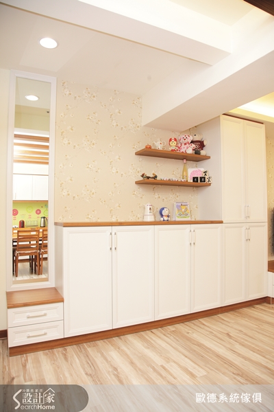 知名藝人柯以柔是兩個小孩的媽，為了三歲兒子與一歲女