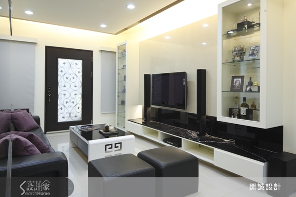 鋼琴上有黑鍵與白鍵。雖然黑白兩色看似壁壘分明，但也