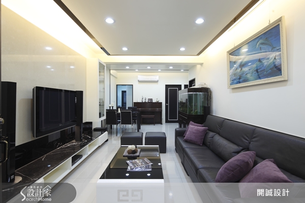 鋼琴上有黑鍵與白鍵。雖然黑白兩色看似壁壘分明，但也