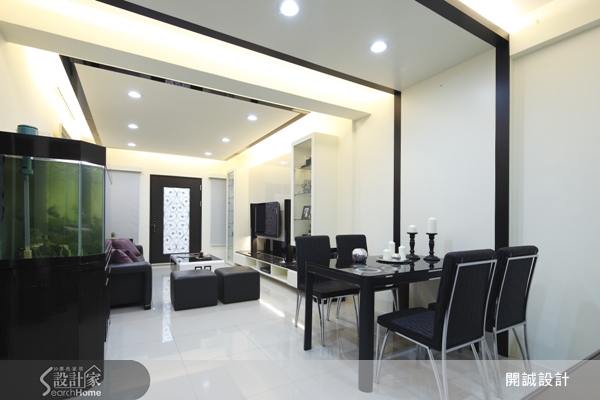 鋼琴上有黑鍵與白鍵。雖然黑白兩色看似壁壘分明，但也