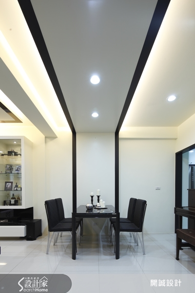 鋼琴上有黑鍵與白鍵。雖然黑白兩色看似壁壘分明，但也