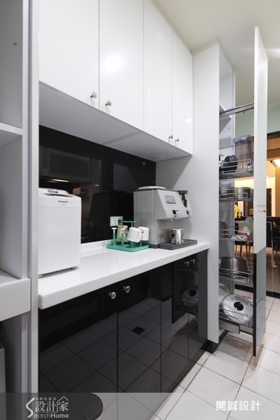 鋼琴上有黑鍵與白鍵。雖然黑白兩色看似壁壘分明，但也