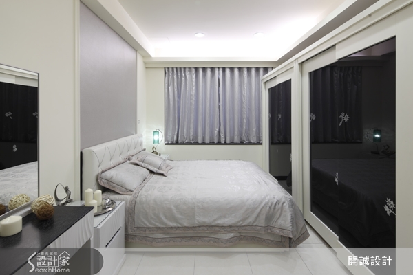 鋼琴上有黑鍵與白鍵。雖然黑白兩色看似壁壘分明，但也