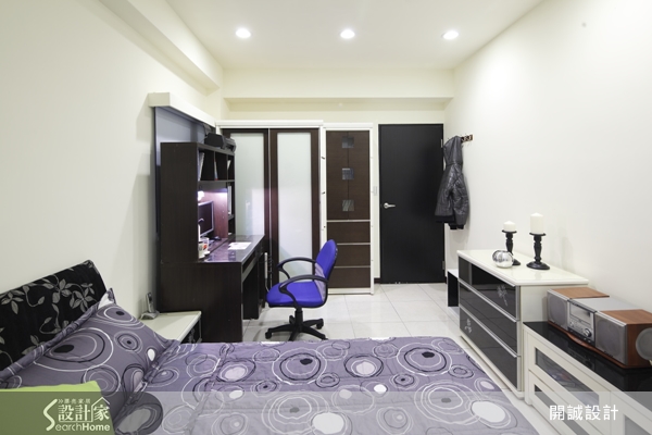 鋼琴上有黑鍵與白鍵。雖然黑白兩色看似壁壘分明，但也