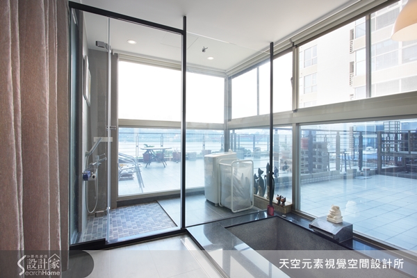 從事補教業的屋主夫妻，穩定的工作下卻有著背包客的熱