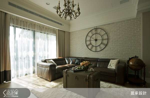 跳脫制式電視櫃的無趣感，設計師利用美式風常見的壁櫃