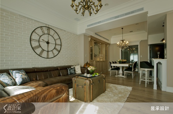 跳脫制式電視櫃的無趣感，設計師利用美式風常見的壁櫃