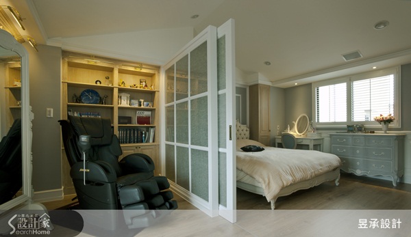 跳脫制式電視櫃的無趣感，設計師利用美式風常見的壁櫃