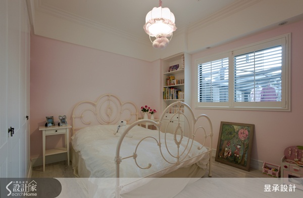 跳脫制式電視櫃的無趣感，設計師利用美式風常見的壁櫃