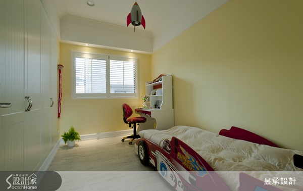 跳脫制式電視櫃的無趣感，設計師利用美式風常見的壁櫃