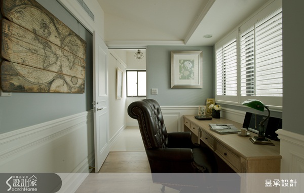 跳脫制式電視櫃的無趣感，設計師利用美式風常見的壁櫃