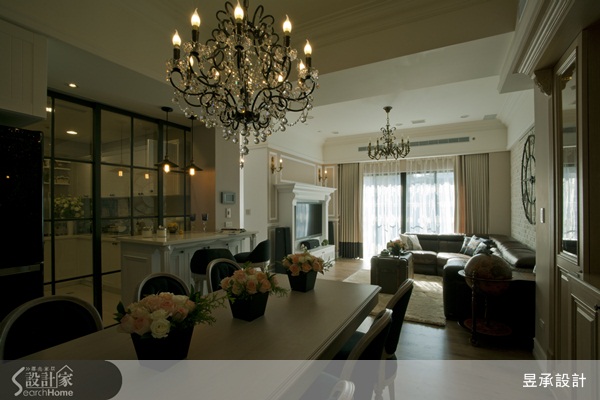 跳脫制式電視櫃的無趣感，設計師利用美式風常見的壁櫃