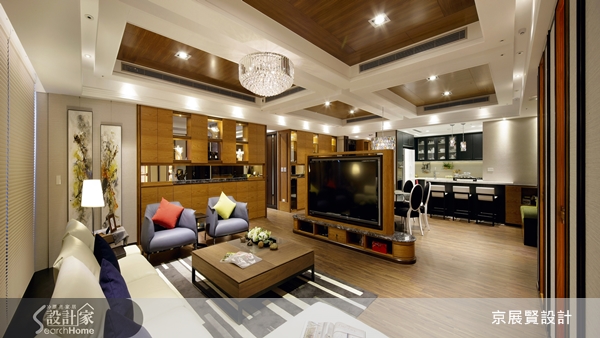 融合古典與時尚，將文藝復興時期的繁瑣華麗，與現代的