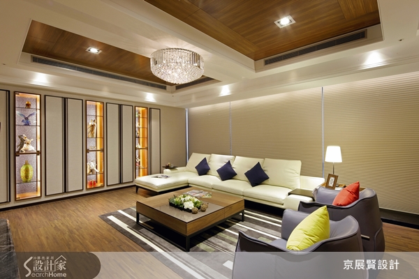 融合古典與時尚，將文藝復興時期的繁瑣華麗，與現代的