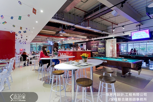 總坪數為 1,205 坪,整體風格走混搭風。運用色彩、功