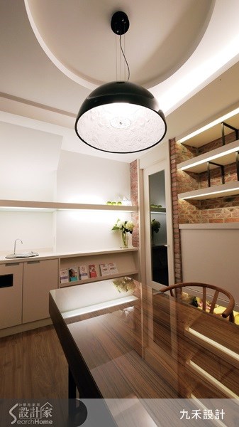 繁忙的午後,悠閒地來杯咖啡,享受片刻寧靜的美好時光