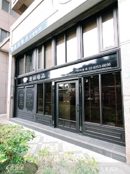 繁忙的午後,悠閒地來杯咖啡,享受片刻寧靜的美好時光