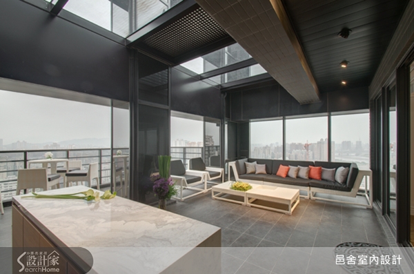 自己專屬的大露台，坐擁毫無視線阻隔的無價夜景，在這