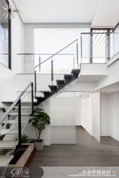 新北市新店區50坪樓中樓的老屋改造，由於屋主常邀請親