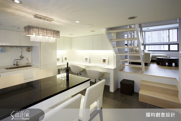 對傳統公寓來說，樓梯的功用就是讓人從平地走到家門口