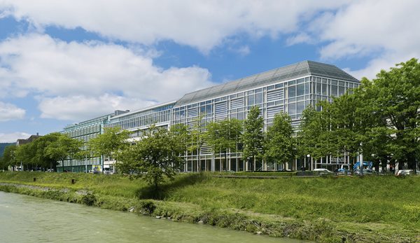 他的得獎，不但讓人看到他為窮人發聲、充滿人道關懷的