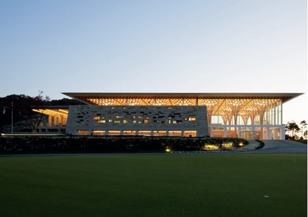 他的得獎，不但讓人看到他為窮人發聲、充滿人道關懷的