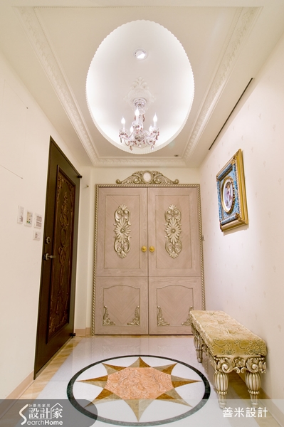 繁複華麗的古典風格,帶有歐洲文藝復興的文化氣息,古