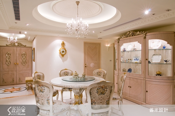 繁複華麗的古典風格，帶有歐洲文藝復興的文化氣息，古