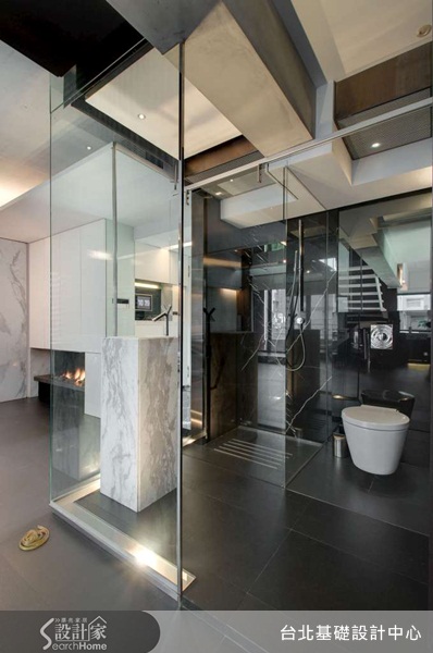 玻璃可以說是「放大」與「區隔」空間必備的素材之一，
