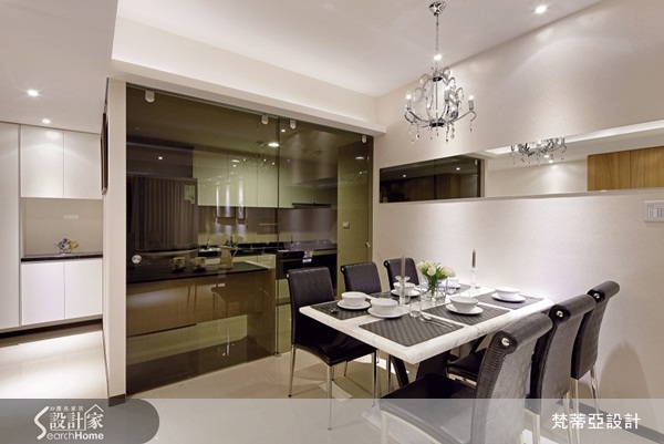 玻璃可以說是「放大」與「區隔」空間必備的素材之一，