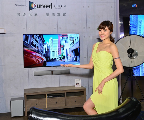 三星電子日前盛大發表黃金曲面UHD TV U9000系列，領先