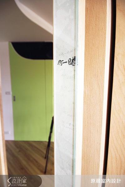 10坪一房兩廳的簡約風空間，也是女屋主的退休宅。喜歡