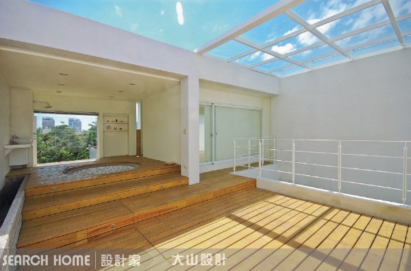 100坪空間的透天別墅。原始建築格局僅能提供屋內前後