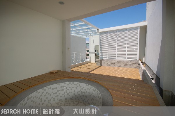 100坪空間的透天別墅。原始建築格局僅能提供屋內前後