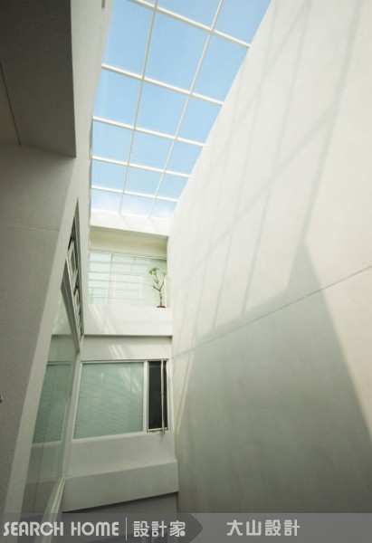 100坪空間的透天別墅。原始建築格局僅能提供屋內前後
